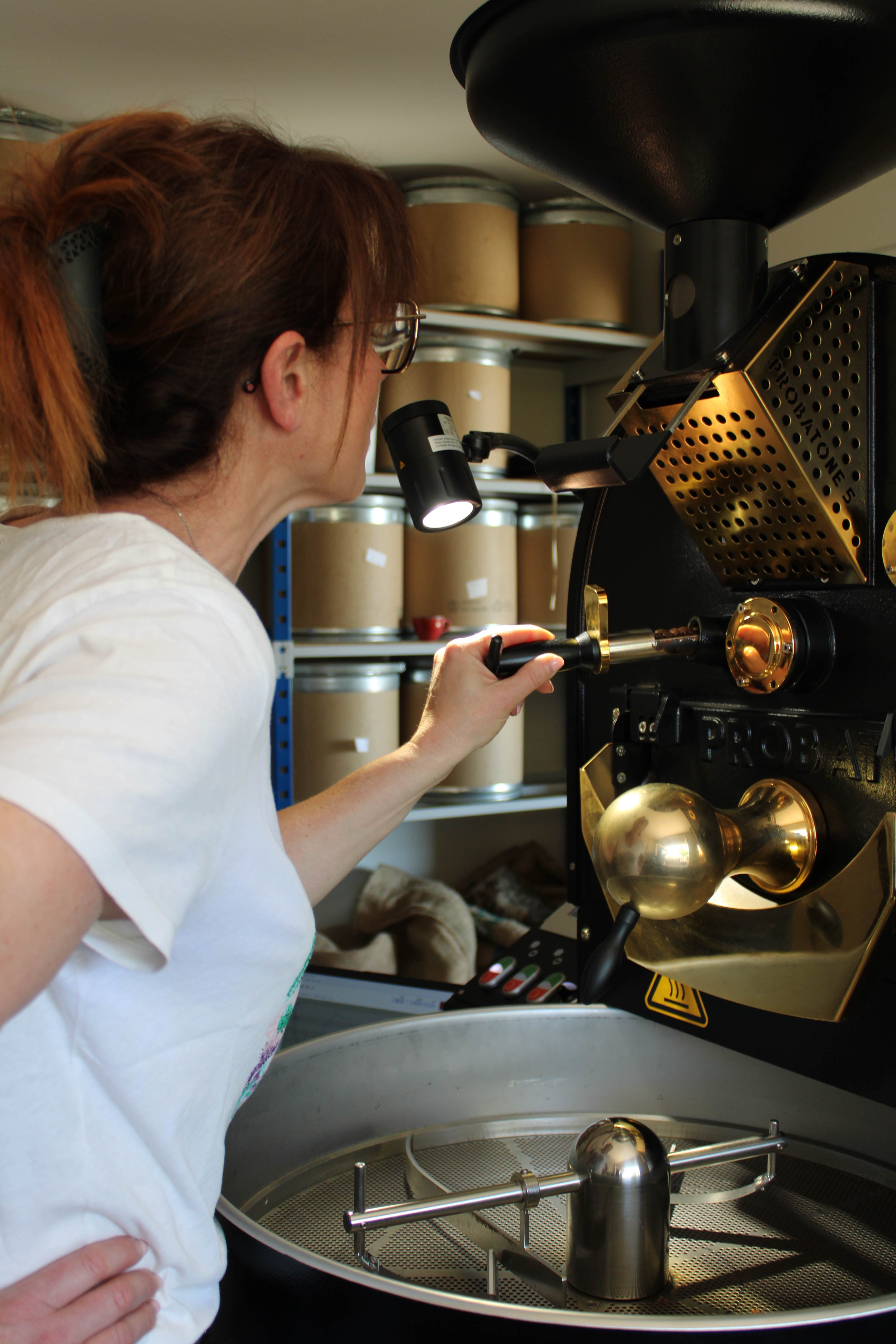 Angéline en pleine torréfaction artisanale