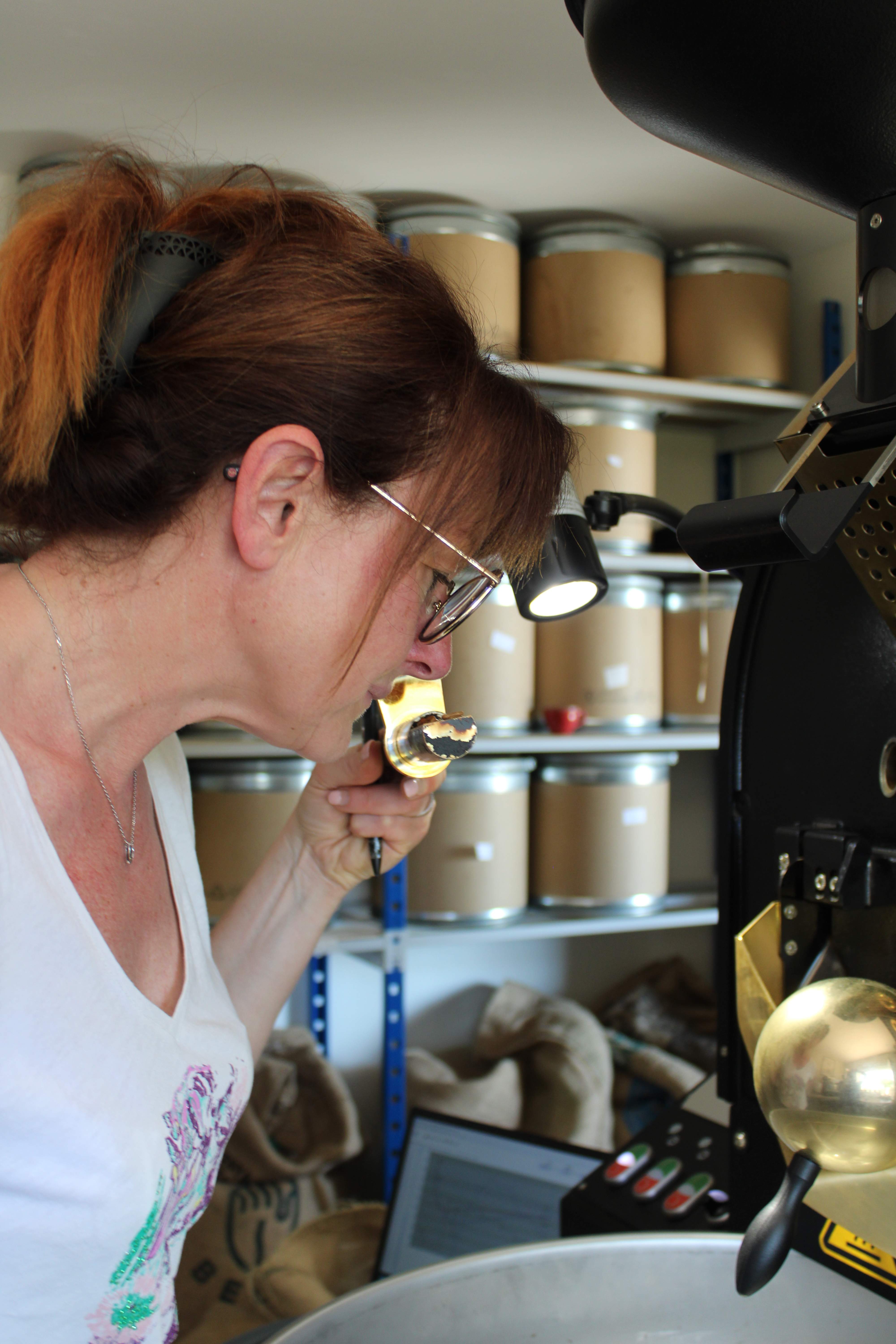 Angéline, fondatrice d'Art'Café, en dégustation professionnelle (cupping)
